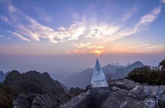 Đỉnh Fansipan cao 3.143m trên dãy Hoàng Liên Sơn