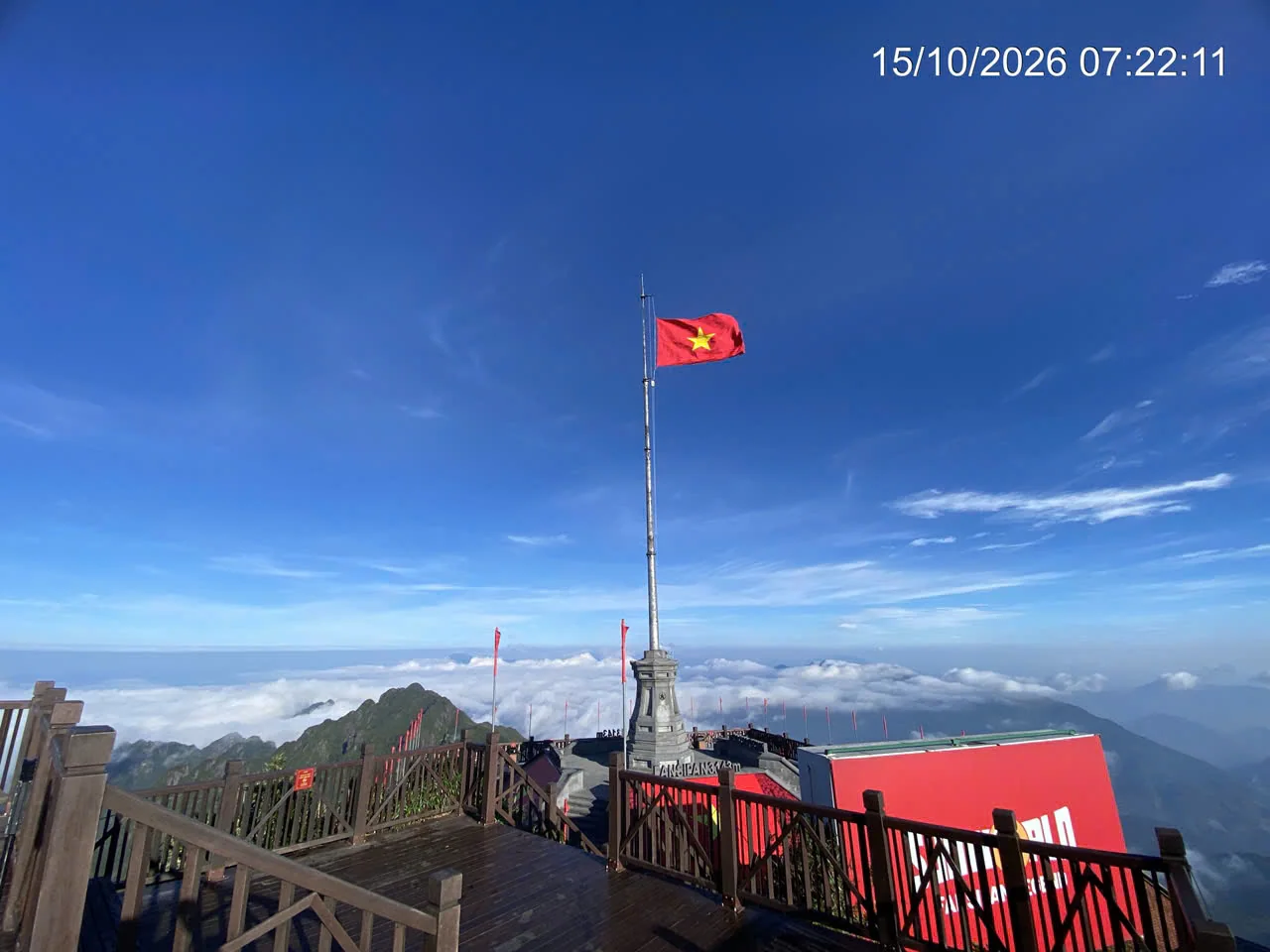 Cột cờ Fansipan và biển mây dưới bầu trời xanh sáng 15/10/2026