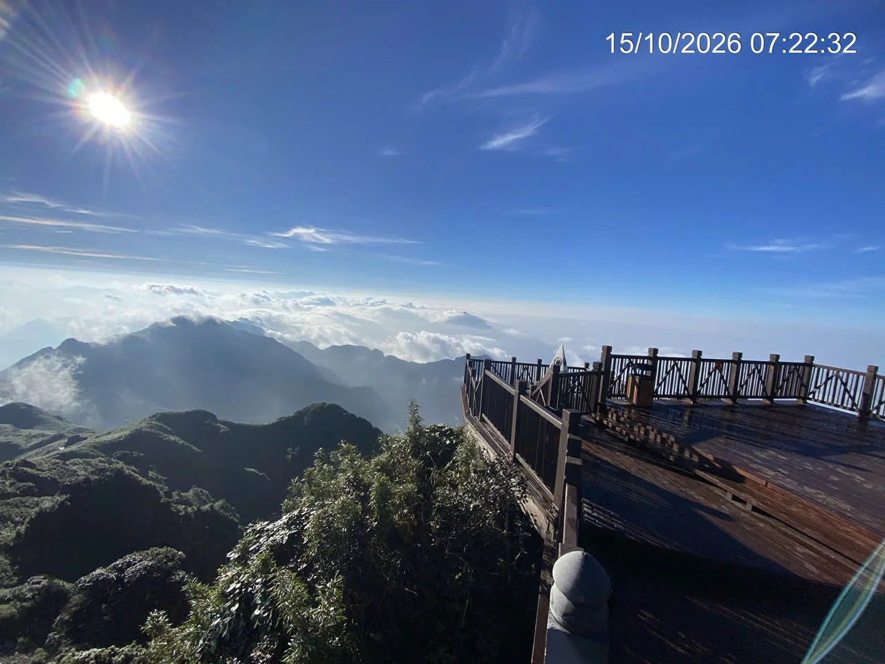 Mặt trời, các dãy núi và biển mây nhìn từ sàn ngắm cảnh Fansipan lúc 07:22 ngày 15/10/2026