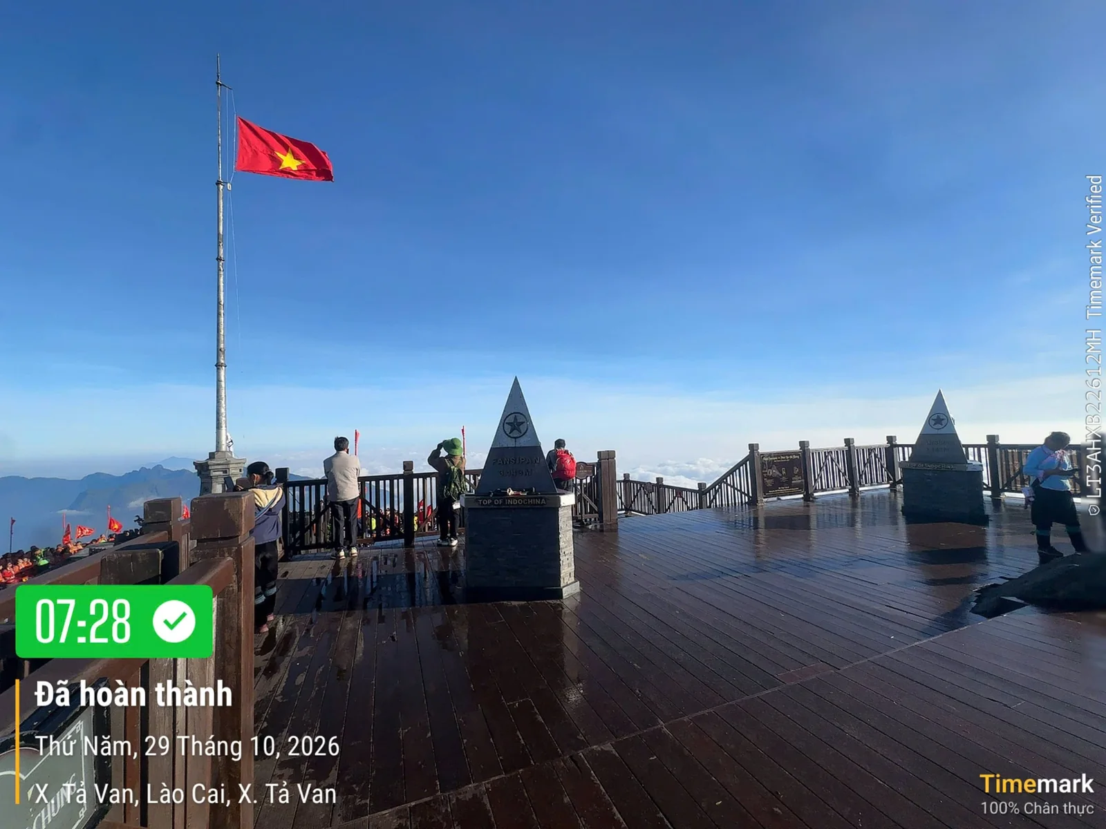 Cột cờ và sân đỉnh Fansipan lúc 07:28 ngày 29/10/2026: cột cờ và các cột mốc hiện rõ dưới bầu trời xanh