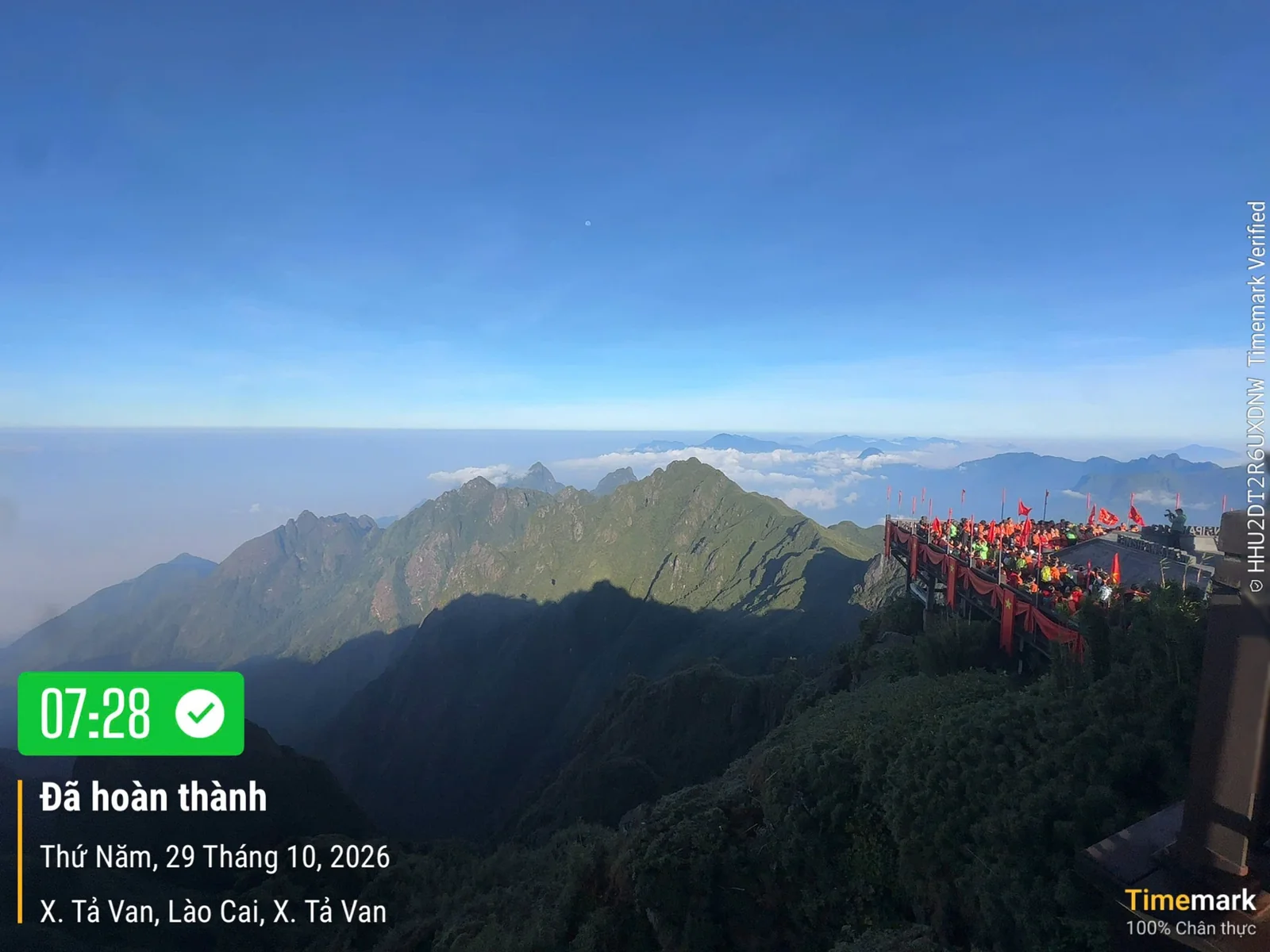 Núi và sân ngắm cảnh Fansipan lúc 07:28 ngày 29/10/2026: trời xanh, nắng chiếu trên các dãy núi và mây trắng phía xa